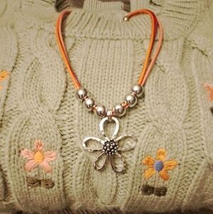 Willow & Wind Green Cable Knit Sweater/Floral Details With Vintage 90's Necklace